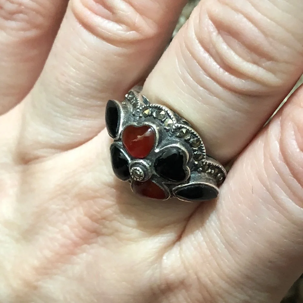 Vintage 925 sterling silver black & red stones & marcasite 8.25-8.5